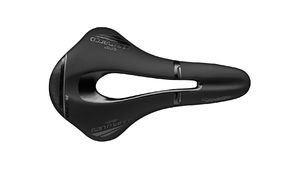 San Marco Shortfit Open-Fit Racing Wide Zadel Zwart